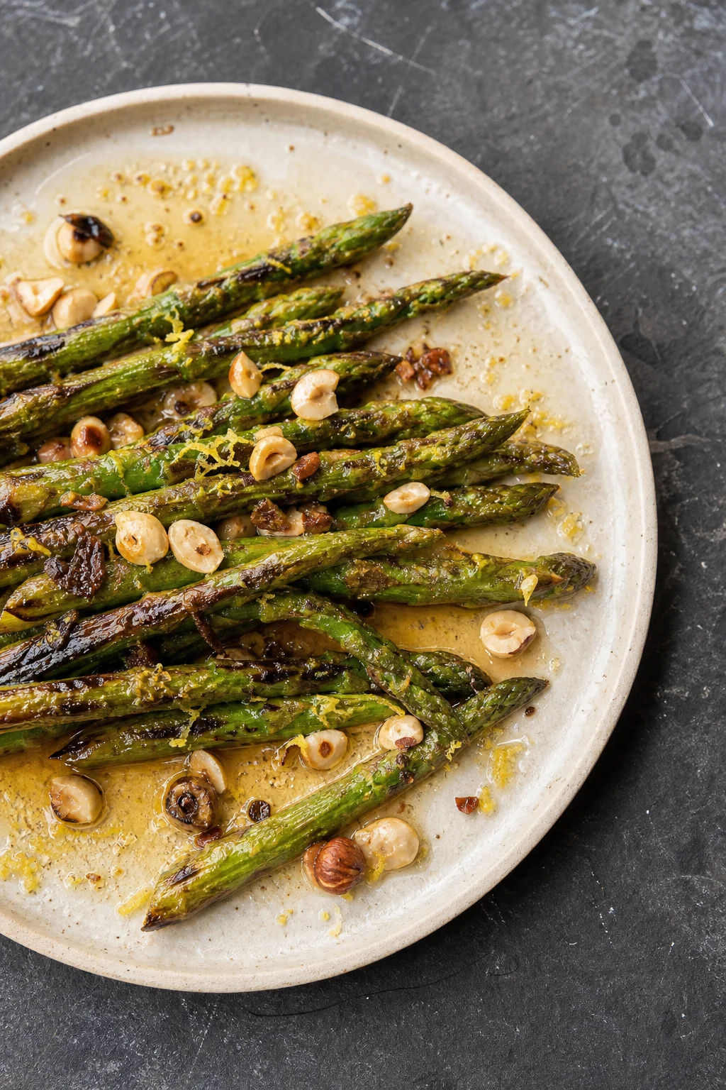 Gegrillter grüner Spargel mit brauner Butter und Haselnüssen